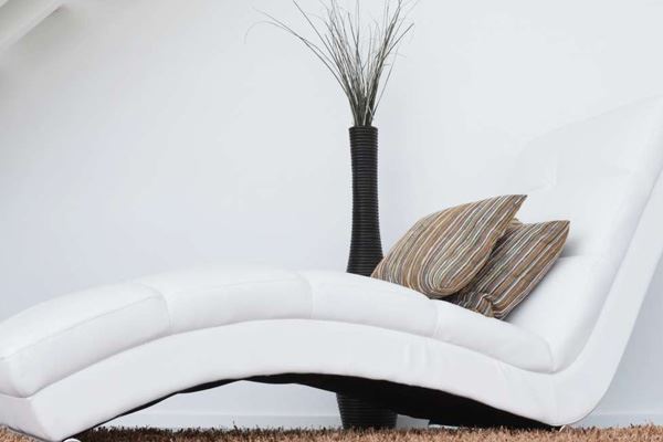 Como limpar sofá de couro branco?